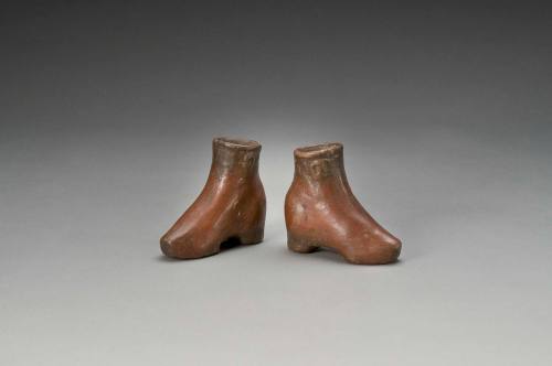 Drinking vessels in shape of shoes