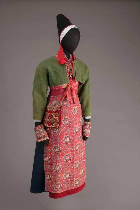 Woman’s dräkt from Rättvik parish with kattun (cotton print) apron