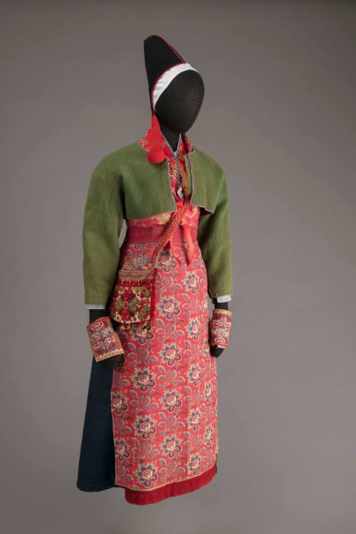 Woman’s dräkt from Rättvik parish with kattun (cotton print) apron