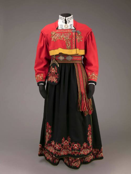 Woman’s Rød-Trøye (Red Jacket) 
bunad from East Telemark