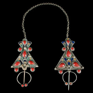 Fibulae with chain