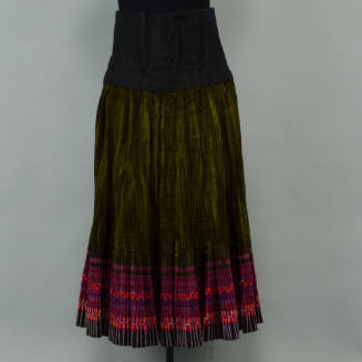 pleated skirt