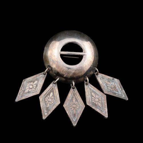 Brooch (brosch)