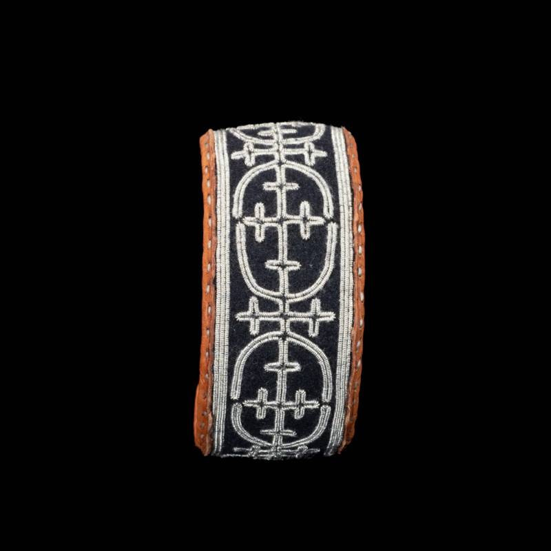 Bracelet with pewter thread embroidery (armband tenntrådsbroderat)