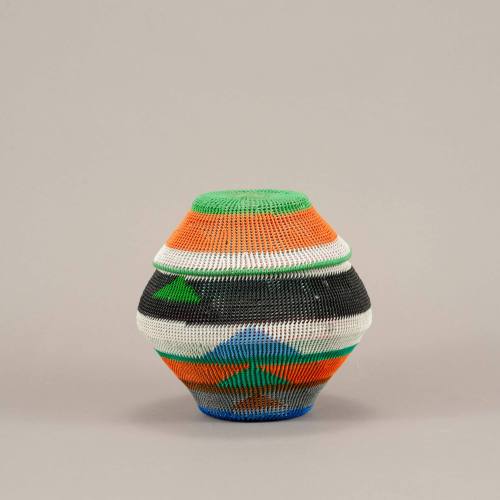 Wire basket with lid