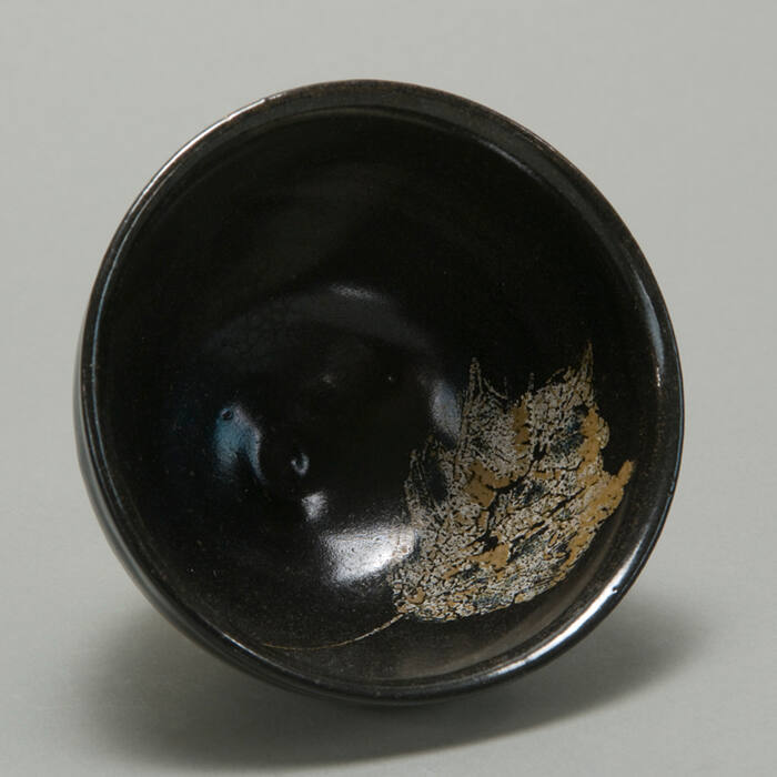 Tea bowl with leaf design