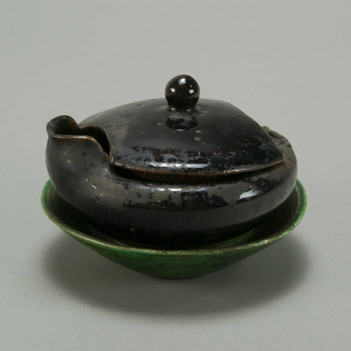 Stoneware ceramic covered oil lamp with saucer