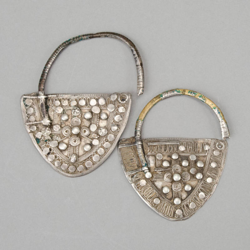 Earrings, triangular, large with filigree