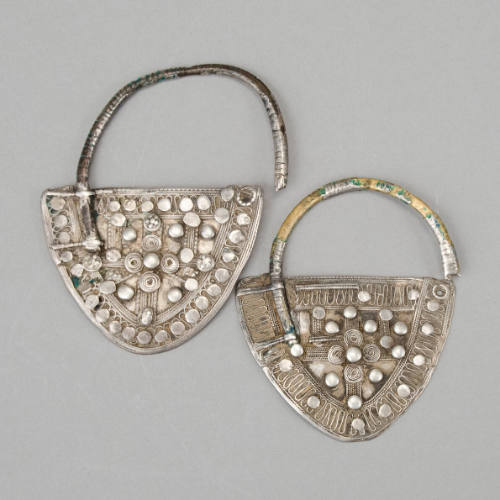 Earrings, triangular, large with filigree