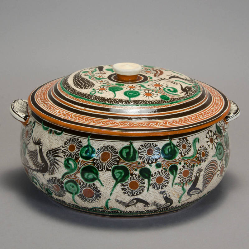 Petatillo casserole dish and lid