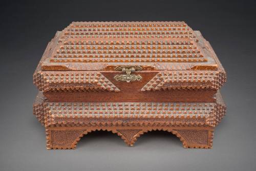 Footed keepsake box with stippling