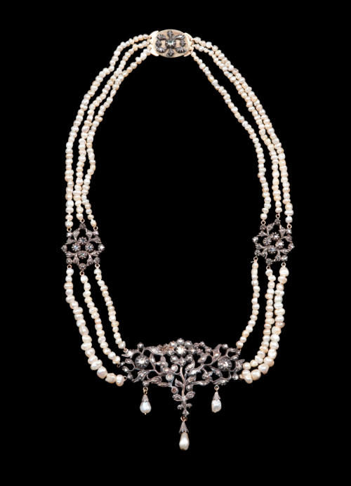 Box with Necklace