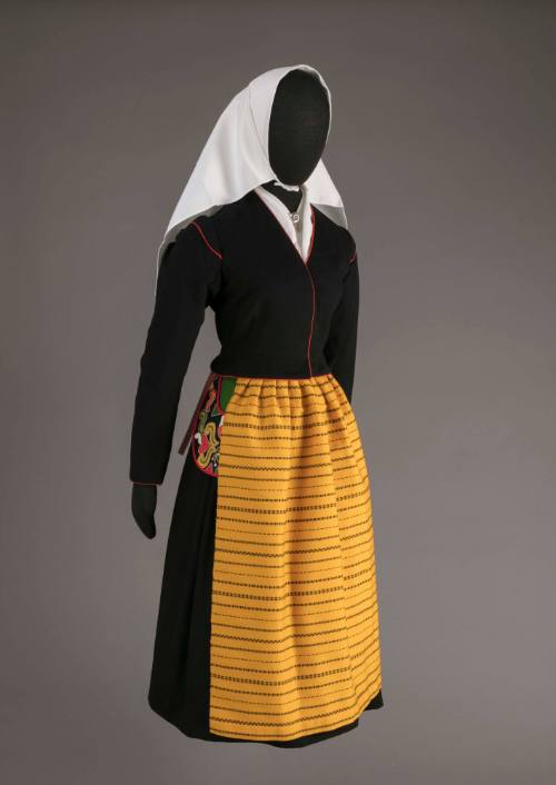 Woman’s Leksandsdräkt in the combonation worn for funerals