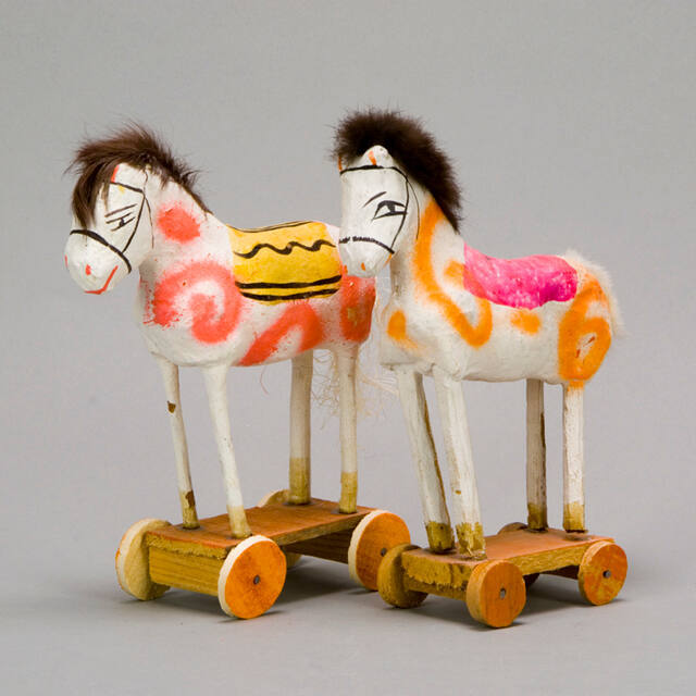 Pull-toy, horses