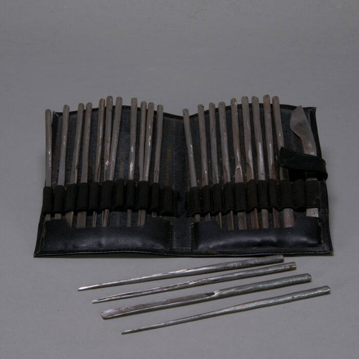 Tatah, Wayang carving tool set and case