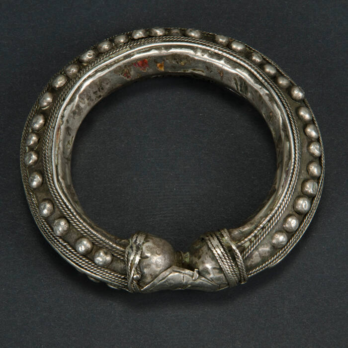 Upper arm bracelet
