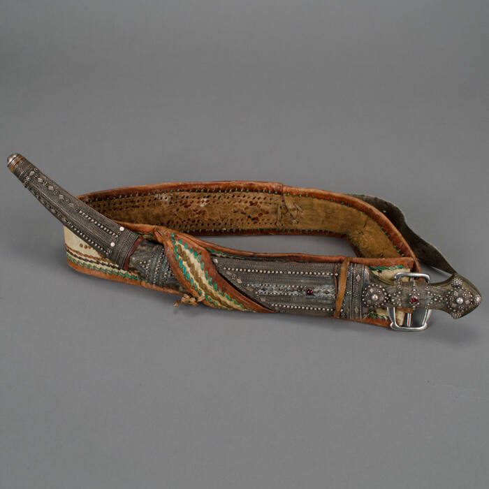 Knife, scabbard and belt